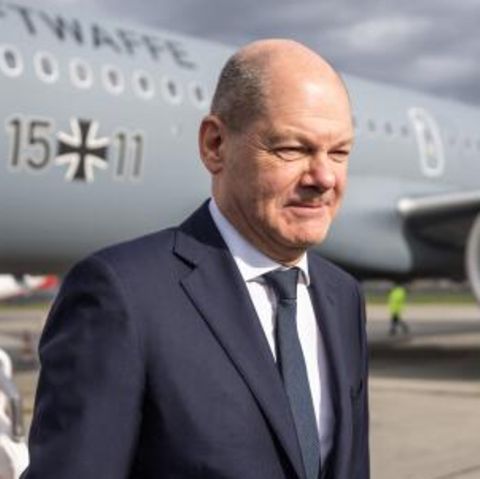 Scholz vor Flieger