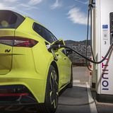 Der Skoda Enyaq RS iV identifiziert sich an der Ladesäule selbst