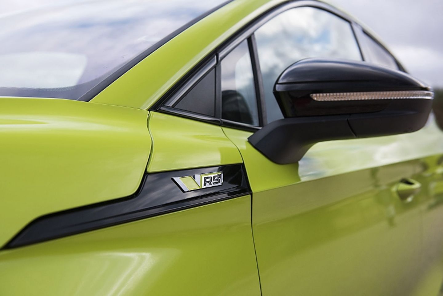 Das RS-Logo am Skoda Enyaq RS iV