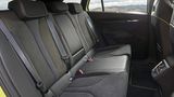 Hinten könnte der Skoda Enyaq RS iV bessere Sitze und etwas mehr Platz vertragen