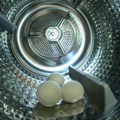 Blick in die glänzende Metalltrommel eines modernen Trockners