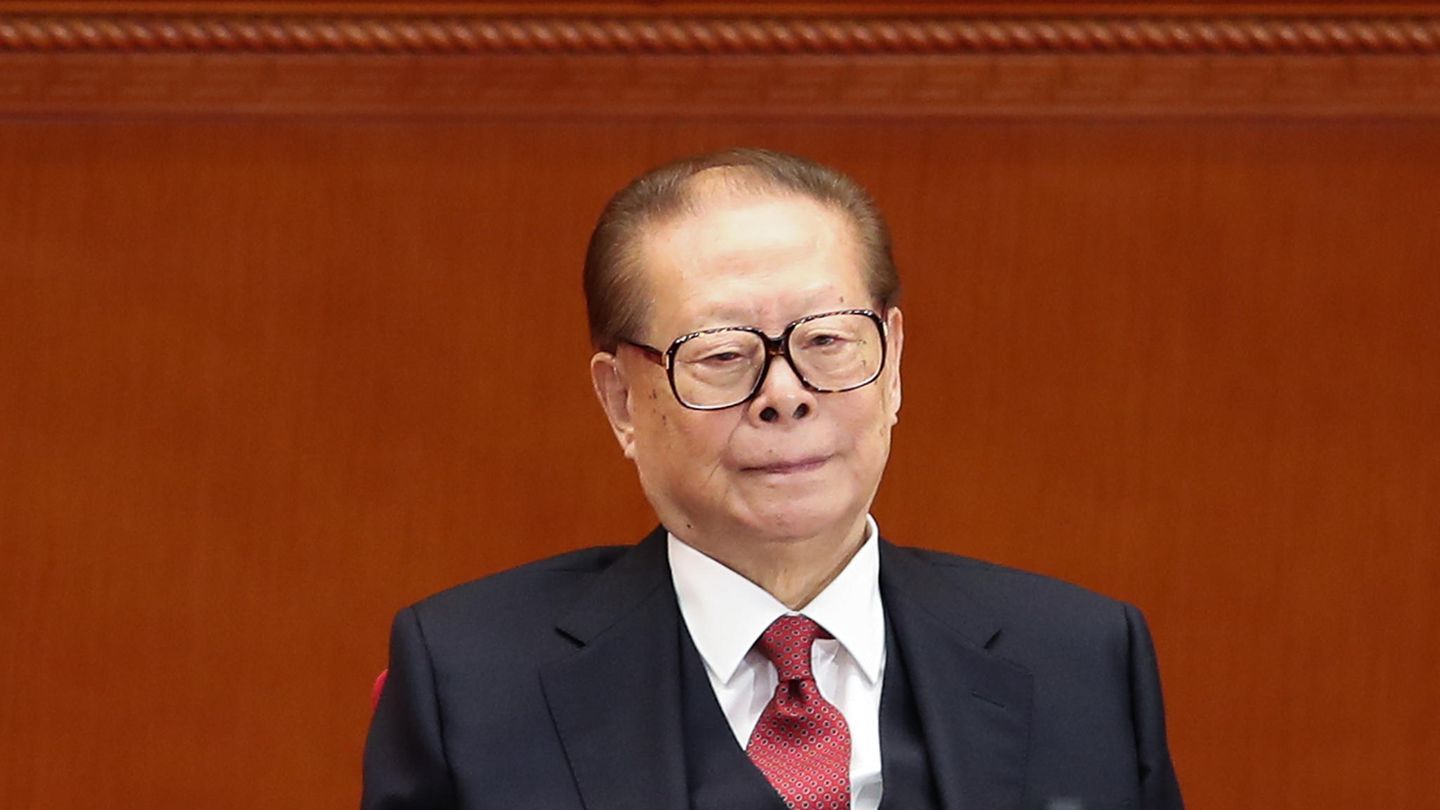 Chinas einstiger Präsident starb am 30. November im Alter von 96 Jahren in Shanghai infolge einer Leukämie und wegen eines multiplen Organversagens. Der langjährige Staatschef führte China von 1989 bis Anfang der 2000er Jahre in einer Zeit großer Umbrüche in dem Land. Jiang war nach der Niederschlagung der Proteste am Tiananmen-Platz in Peking an die Macht gekommen. Danach steuerte er die Entwicklung des bevölkerungsreichsten Landes der Welt zu einer Großmacht. Als er 1989 die Macht von Deng Xiaoping übernahm, war China noch im Anfangsstadium seiner wirtschaftlichen Modernisierung. Als der langjährige Partei- und Staatschef 2003 abtrat, war China ein Mitglied der Welthandelsorganisation WTO, Peking hatte sich die Olympischen Spiele für 2008 gesichert und das Land war auf dem besten Weg zu einer Supermacht. Nach Ansicht von Analysten übten Jiang und seine "Shanghai Bande" auch nach seinem Ausscheiden aus dem Amt noch Einfluss auf die Politik des kommunistisch regierten Landes aus. Er hinterlässt seine Ehefrau Wang Yeping und zwei Söhne.