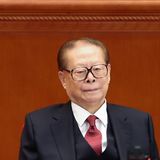 Chinas einstiger Präsident starb am 30. November im Alter von 96 Jahren in Shanghai infolge einer Leukämie und wegen eines multiplen Organversagens. Der langjährige Staatschef führte China von 1989 bis Anfang der 2000er Jahre in einer Zeit großer Umbrüche in dem Land. Jiang war nach der Niederschlagung der Proteste am Tiananmen-Platz in Peking an die Macht gekommen. Danach steuerte er die Entwicklung des bevölkerungsreichsten Landes der Welt zu einer Großmacht. Als er 1989 die Macht von Deng Xiaoping übernahm, war China noch im Anfangsstadium seiner wirtschaftlichen Modernisierung. Als der langjährige Partei- und Staatschef 2003 abtrat, war China ein Mitglied der Welthandelsorganisation WTO, Peking hatte sich die Olympischen Spiele für 2008 gesichert und das Land war auf dem besten Weg zu einer Supermacht. Nach Ansicht von Analysten übten Jiang und seine "Shanghai Bande" auch nach seinem Ausscheiden aus dem Amt noch Einfluss auf die Politik des kommunistisch regierten Landes aus. Er hinterlässt seine Ehefrau Wang Yeping und zwei Söhne.