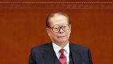 Chinas einstiger Präsident starb am 30. November im Alter von 96 Jahren in Shanghai infolge einer Leukämie und wegen eines multiplen Organversagens. Der langjährige Staatschef führte China von 1989 bis Anfang der 2000er Jahre in einer Zeit großer Umbrüche in dem Land. Jiang war nach der Niederschlagung der Proteste am Tiananmen-Platz in Peking an die Macht gekommen. Danach steuerte er die Entwicklung des bevölkerungsreichsten Landes der Welt zu einer Großmacht. Als er 1989 die Macht von Deng Xiaoping übernahm, war China noch im Anfangsstadium seiner wirtschaftlichen Modernisierung. Als der langjährige Partei- und Staatschef 2003 abtrat, war China ein Mitglied der Welthandelsorganisation WTO, Peking hatte sich die Olympischen Spiele für 2008 gesichert und das Land war auf dem besten Weg zu einer Supermacht. Nach Ansicht von Analysten übten Jiang und seine "Shanghai Bande" auch nach seinem Ausscheiden aus dem Amt noch Einfluss auf die Politik des kommunistisch regierten Landes aus. Er hinterlässt seine Ehefrau Wang Yeping und zwei Söhne.