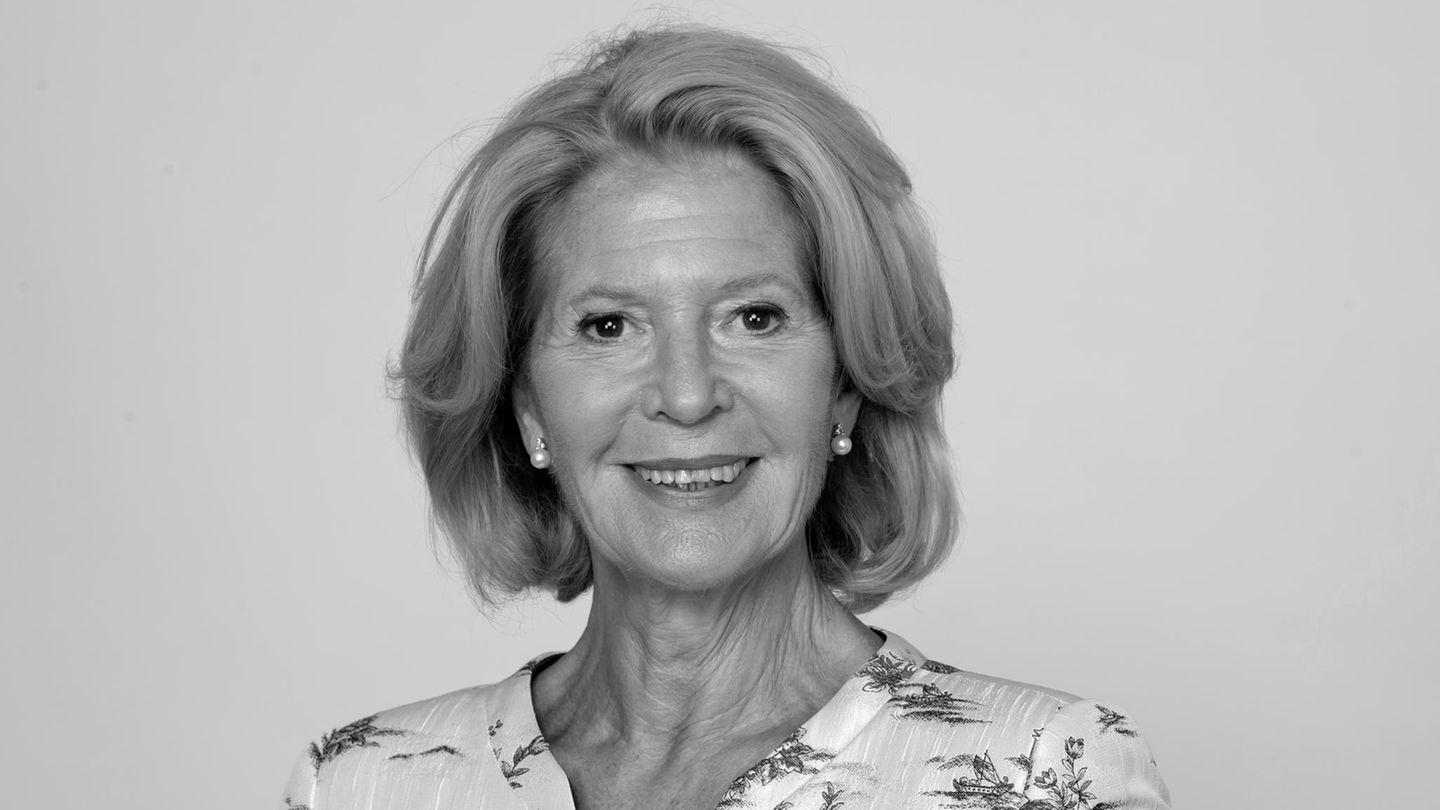 Christiane Hörbiger Ebenfalls am 30. November verstarb die österreichische Schauspielerin Christiane Hörbiger. Die Grimme-Preisträgerin stammte aus einer der bedeutendsten deutschsprachigen Schauspieler-Dynastien und war bis ins hohe Alter aktiv. Zwar war sie auch immer wieder auf Theaterbühnen zu sehen, ihre wahre Berufung fand sie aber vor der Kamera. Als "Grande Dame" aus Film und Serien avancierte sie im Laufe ihrer jahrzehntelangen Karriere zum Publikumsliebling. Ihr Debüt vor der Fernsehkamera feierte Hörbiger mit nur 17 Jahren. Ihre Ausbildung am renommierten Max-Reinhardt-Seminar nach ihrem Schulabschluss brach sie wegen eines Filmangebots aber nach nur vier Wochen ab. In den 70er Jahren spielte sie mehrfach die Buhlschaft im "Jedermann" der Salzburger Festspiele und verfestigte damit eine Familientradition. Sowohl ihre Eltern als auch die Schwester standen bereits am Domplatz in Salzburg auf der Bühne. Ihr Durchbruch bei einem breiten Publikum gelang Hörbiger in den 80er Jahren mit der Fernsehserie "Das Erbe der Guldenburgs", die derzeit wieder in der ZDF-Mediathek steht.Als Richterin in der österreichisch-deutschen Serie "Julia – Eine ungewöhnliche Frau" fesselte sie um die Jahrtausendwende fünf Staffeln lang ein Millionenpublikum. Hörbiger wurde 84 Jahre alt.