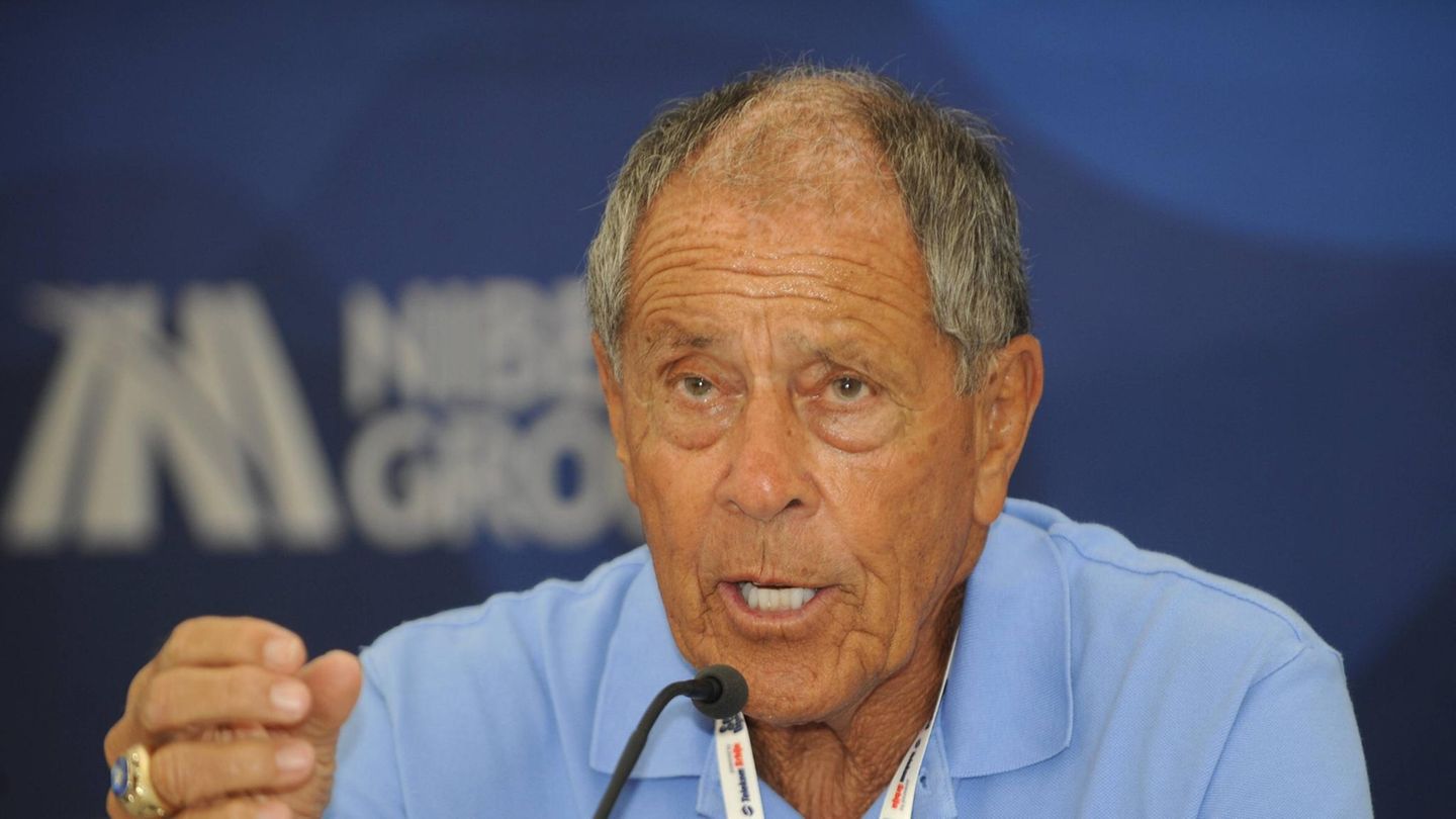 Nick Bollettieri Er posierte gern mit freiem, sonnengebräuntem Oberkörper, Sonnenbrille und Tennisschläger vor der Brust: Trainer-Legende Nick Bollettieri formte in seiner Akademie in Florida zahlreiche Stars. Zu den Schützlingen des Amerikaners zählten auch Wimbledon-Finalistin Sabine Lisicki, die einstige deutsche Nummer eins, Tommy Haas, und zwischenzeitlich auch Boris Becker. Tennis-Promis wie Andre Agassi, Venus und Serena Williams, Maria Scharapowa, Jim Courier, Monica Seles und Anna Kurnikowa formte er zu Welt-Stars. Den dreimaligen Wimbledonsieger Becker betreute er anderthalb Jahre lang zwischen 1993 und 1995, Bollettieri beendete das Arbeitsverhältnis damals kurz vor dem Beginn der US Open. Der frühere Fallschirmspringer hatte seine Akademie 1978 in Bradenton gegründet und galt zeitlebens auch als PR-Profi, der sich zu vermarkten wusste. Am 4. Dezember verstarb Bollettieri im Alter von 91 Jahren in seinem Haus in Florida nach eine Serie gesundheitlicher Probleme.