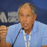 Er posierte gern mit freiem, sonnengebräuntem Oberkörper, Sonnenbrille und Tennisschläger vor der Brust: Trainer-Legende Nick Bollettieri formte in seiner Akademie in Florida zahlreiche Stars. Zu den Schützlingen des Amerikaners zählten auch Wimbledon-Finalistin Sabine Lisicki, die einstige deutsche Nummer eins, Tommy Haas, und zwischenzeitlich auch Boris Becker. Tennis-Promis wie Andre Agassi, Venus und Serena Williams, Maria Scharapowa, Jim Courier, Monica Seles und Anna Kurnikowa formte er zu Welt-Stars. Den dreimaligen Wimbledonsieger Becker betreute er anderthalb Jahre lang zwischen 1993 und 1995, Bollettieri beendete das Arbeitsverhältnis damals kurz vor dem Beginn der US Open. Der frühere Fallschirmspringer hatte seine Akademie 1978 in Bradenton gegründet und galt zeitlebens auch als PR-Profi, der sich zu vermarkten wusste. Am 4. Dezember verstarb Bollettieri im Alter von 91 Jahren in seinem Haus in Florida nach eine Serie gesundheitlicher Probleme.