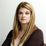 Durch die erfolgreiche Serie „Fackeln im Sturm wurde sie berühmt: Am 5. Dezember verstarb die US-Schauspielerin Kirstie Alley mit 71 Jahren an den Folgen einer erst kürzlich entdeckten Krebserkrankung. In der Film-Komödie "Kuck mal, wer da spricht!" aus dem Jahr 1989 spielte Alley die schwangere Mollie, die während einer Taxifahrt ihre Wehen bekommt. Der Fahrer James (John Travolta) hilft ihr nicht nur bei der Geburt, sondern wird auch zum Babysitter. Am Ende werden Mollie und James ein Paar. Der Film war ein großer Erfolg und erhielt mit "Kuck mal, wer da spricht 2" (1990) und "Kuck mal, wer da jetzt spricht" (1993) zwei Fortsetzungen. Ihre Rolle in der beliebten Comedy-Serie "Cheers" (1987-1993) brachte Alley unter anderem einen Golden Globe und eine Emmy-Trophäe ein. Die zweifach geschiedene Schauspielerin hatte weitere Fernsehauftritte in Filmen wie "Star Trek II: Der Zorn des Khan" (1982) sowie "Liebe ohne Krankenschein" (2015). In der Serie "Fat Actress" (2005) machte sich Alley über den Schlankheitswahn Hollywoods lustig. Ihre TV-Reality-Show "Big Life" (2010) drehte sich ganz um ihren eigenen Kampf mit den Pfunden.