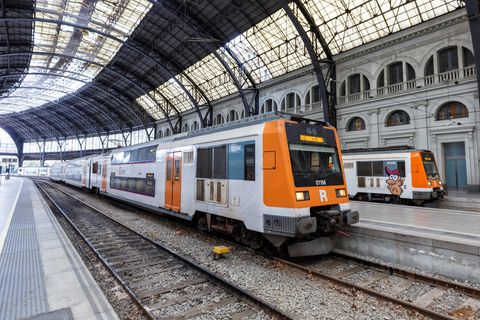 Nahverkehrszüge im Bahnhof Franca in Barcelona