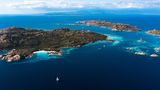 La Maddalena - die Schöne  La Maddalena liegt nicht auf, sondern vor Sardinien. Das Archipel aus 62 Inseln, davon sieben größeren Hauptinseln, gehört zum Nationalpark La Maddalena. Die Inseln vor der Nordostküste Sardiniens sind wegen ihrer traumhaften Strände ein beliebtes Ausflugsziel für Schnorchler, Taucher und Badegäste. Entweder man nimmt eine der Fähren zwischen Palau auf Sardinien und Maddalena, bucht eine Bootstour oder mietet sich für die kurze Strecke selbst ein Boot. 