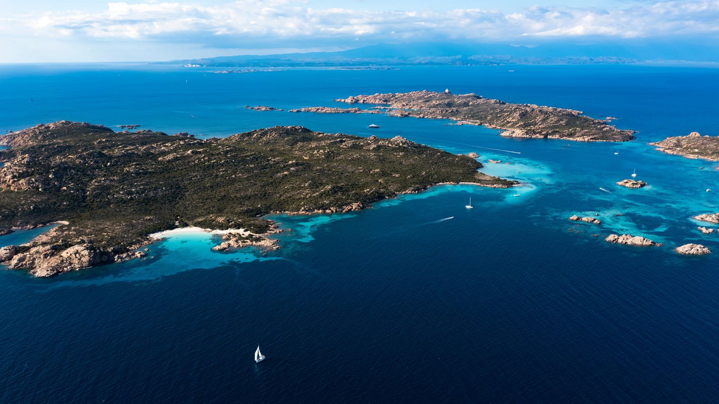 Sardinien: La Maddalena - die Schöne La Maddalena liegt nicht auf, sondern vor Sardinien. Das Archipel aus 62 Inseln, davon sieben größeren Hauptinseln, gehört zum Nationalpark La Maddalena. Die Inseln vor der Nordostküste Sardiniens sind wegen ihrer traumhaften Strände ein beliebtes Ausflugsziel für Schnorchler, Taucher und Badegäste. Entweder man nimmt eine der Fähren zwischen Palau auf Sardinien und Maddalena, bucht eine Bootstour oder mietet sich für die kurze Strecke selbst ein Boot. La Maddalena - die Schöne La Maddalena liegt nicht auf, sondern vor Sardinien. Das Archipel aus 62 Inseln, davon sieben größeren Hauptinseln, gehört zum Nationalpark La Maddalena. Die Inseln vor der Nordostküste Sardiniens sind wegen ihrer traumhaften Strände ein beliebtes Ausflugsziel für Schnorchler, Taucher und Badegäste. Entweder man nimmt eine der Fähren zwischen Palau auf Sardinien und Maddalena, bucht eine Bootstour oder mietet sich für die kurze Strecke selbst ein Boot.