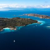La Maddalena - die Schöne  La Maddalena liegt nicht auf, sondern vor Sardinien. Das Archipel aus 62 Inseln, davon sieben größeren Hauptinseln, gehört zum Nationalpark La Maddalena. Die Inseln vor der Nordostküste Sardiniens sind wegen ihrer traumhaften Strände ein beliebtes Ausflugsziel für Schnorchler, Taucher und Badegäste. Entweder man nimmt eine der Fähren zwischen Palau auf Sardinien und Maddalena, bucht eine Bootstour oder mietet sich für die kurze Strecke selbst ein Boot. 