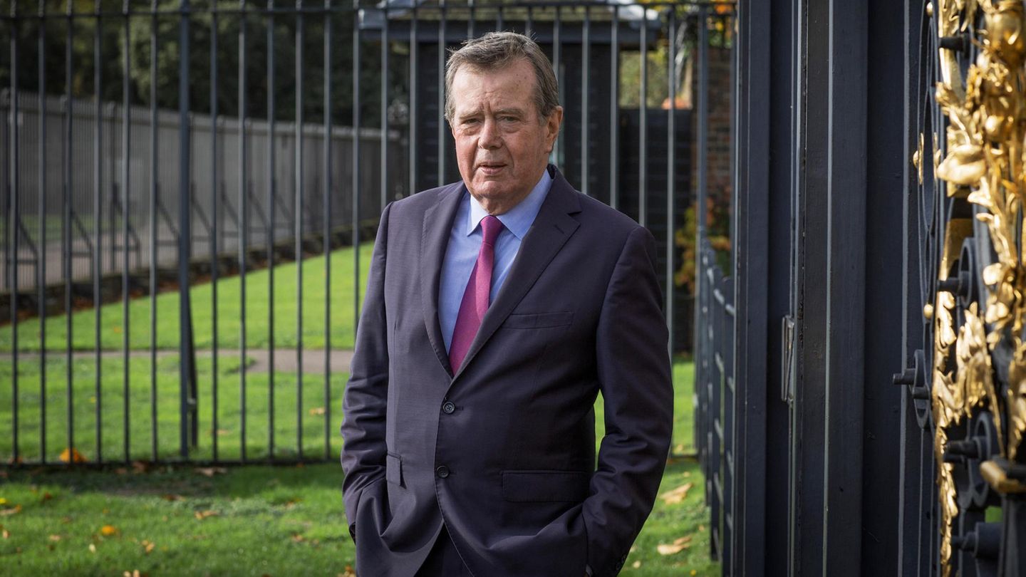 Nachfrage Ken Wharfe (FINAL) &gt;&gt; November th 8 2022   Ken Wharfe royal security expert at the Golden Gates on the south side of Kensington Palace   London   United Kingdom.