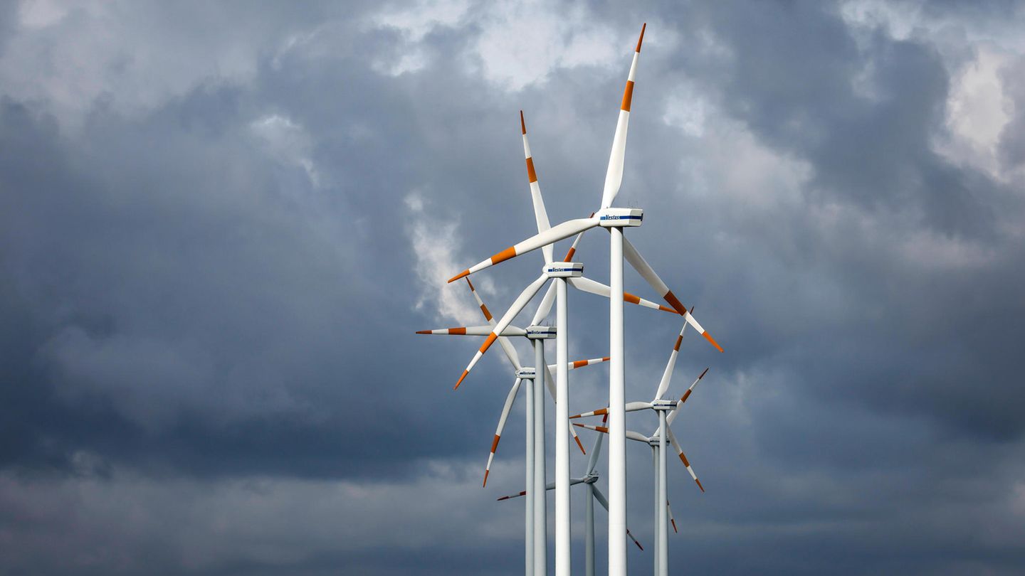 Windräder vor dunklen Gewitterwolken Windräder vor dunklen Gewitterwolken