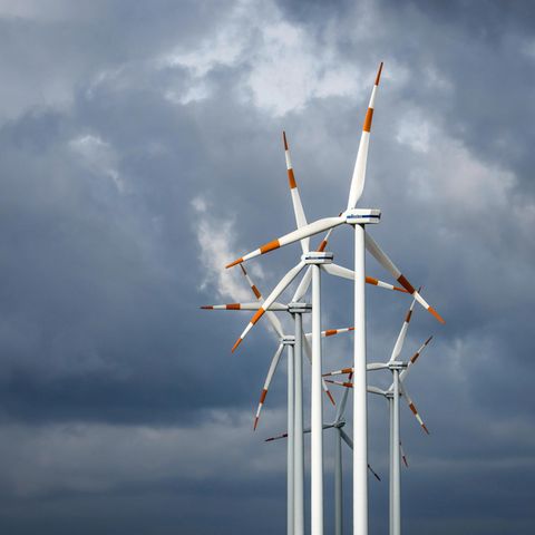 Windräder vor dunklen Gewitterwolken