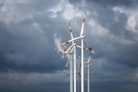 Windräder vor dunklen Gewitterwolken