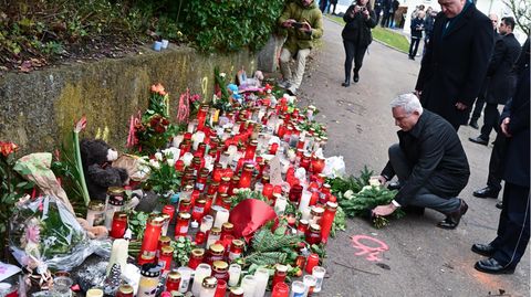 Eine Gemeinde unter Schock: Thomas Strobl (CDU), Innenminister von Baden-Württemberg, legt in Illerkirchberg einen Kranz nieder.