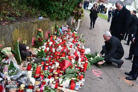 Eine Gemeinde unter Schock: Thomas Strobl (CDU), Innenminister von Baden-Württemberg, legt in Illerkirchberg einen Kranz nieder.