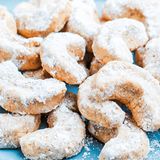 Vanillekipferl  Für den Teig:  200 g Weizenmehl Type 550 zzgl. etwas mehr für die Arbeitsflläche, 100 g gemahlene Mandelkerne, 50 g Puderzucker, 8 g Vanillezucker, 180 g vegane zimmerwarme Butter  Außerdem: 100 g Puderzucker, 8 g Vanillezucker      Zubereitung:  Für den Teig das Mehl in eine große Schüssel sieben. Die gemahlenen Mandeln, den Puderzucker und den Vanillezucker hinzugeben. Die Butter mit einem Messer in grobe Stücke schneiden, in die Schüssel geben, mit den Knethaken des Handrührgeräts zu einem glatten Teig verkneten und etwa 30 Minuten kalt stellen.  Den Backofen auf 180 °C Ober-/Unterhitze vorheizen und zwei Backbleche mit Backpapier auslegen.  Den Teig auf einer bemehlten Arbeitsfläche zu einer langen Rolle mit einem Durchmesser von etwa 3 cm ausrollen. Von der Rolle etwa 1 cm breite Scheiben abschneiden, diese zu kleinen Hörnchen formen und mit etwas Abstand auf die vorbereiteten Backbleche legen. Dabei beachten, dass sich die Größe der Kipferl im Backofen in etwa verdoppelt.  Die Kipferl auf der mittleren Schiene im vorgeheizten Backofen etwa 10 Minuten backen, bis die Unterseite am Rand leicht goldfarben ist. Für die Verzierung den Puderzucker mit dem Vanillezucker in eine flache Schüssel geben und gut vermischen.  Die noch warmen Kipferl etwa 5 Minuten abkühlen lassen, in der Zuckermischung wälzen, auf einem Kuchengitter abkühlen lassen und in luftdichten Dosen lagern.