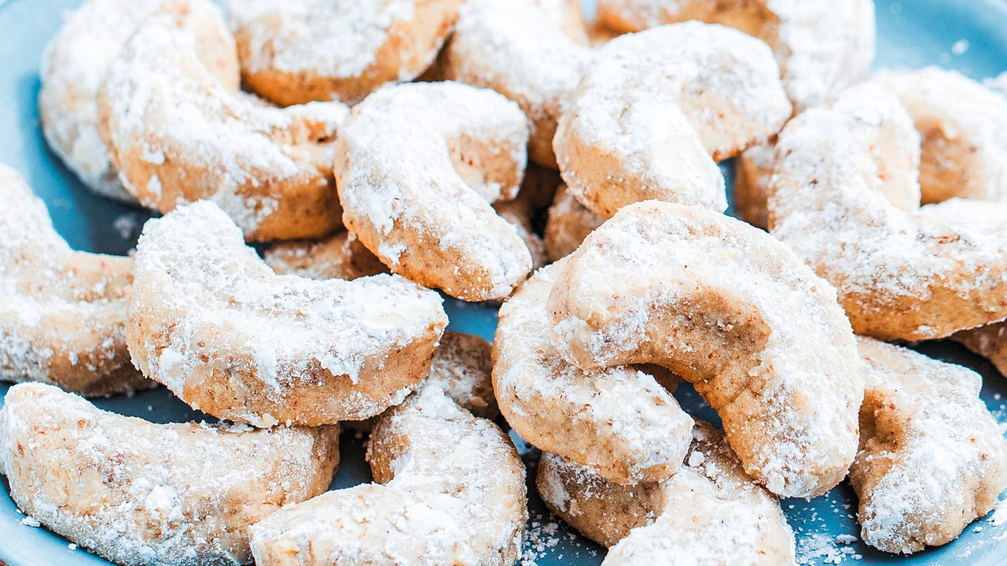 Vanillekipferl  Für den Teig:  200 g Weizenmehl Type 550 zzgl. etwas mehr für die Arbeitsflläche, 100 g gemahlene Mandelkerne, 50 g Puderzucker, 8 g Vanillezucker, 180 g vegane zimmerwarme Butter  Außerdem: 100 g Puderzucker, 8 g Vanillezucker      Zubereitung:  Für den Teig das Mehl in eine große Schüssel sieben. Die gemahlenen Mandeln, den Puderzucker und den Vanillezucker hinzugeben. Die Butter mit einem Messer in grobe Stücke schneiden, in die Schüssel geben, mit den Knethaken des Handrührgeräts zu einem glatten Teig verkneten und etwa 30 Minuten kalt stellen.  Den Backofen auf 180 °C Ober-/Unterhitze vorheizen und zwei Backbleche mit Backpapier auslegen.  Den Teig auf einer bemehlten Arbeitsfläche zu einer langen Rolle mit einem Durchmesser von etwa 3 cm ausrollen. Von der Rolle etwa 1 cm breite Scheiben abschneiden, diese zu kleinen Hörnchen formen und mit etwas Abstand auf die vorbereiteten Backbleche legen. Dabei beachten, dass sich die Größe der Kipferl im Backofen in etwa verdoppelt.  Die Kipferl auf der mittleren Schiene im vorgeheizten Backofen etwa 10 Minuten backen, bis die Unterseite am Rand leicht goldfarben ist. Für die Verzierung den Puderzucker mit dem Vanillezucker in eine flache Schüssel geben und gut vermischen.  Die noch warmen Kipferl etwa 5 Minuten abkühlen lassen, in der Zuckermischung wälzen, auf einem Kuchengitter abkühlen lassen und in luftdichten Dosen lagern.