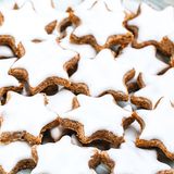 Zimtsterne  Für den Teig:  150 g gemahlene Mandelkerne, 150 g gemahlene Haselnusskerne, 175 g Puderzucker, 8 g Vanillezucker, 1–2 TL Zimt, gemahlen, 1⁄2 EL frisch abgeriebene Orangenschale, 60 ml gekühltes Aquafaba  Für die Glasur:  40 ml gekühltes Aquafaba, 50 g Puderzucker  Außerdem: Weizenmehl für die Arbeitsfläche      Zubereitung:  Für den Teig alle Zutaten bis auf das Aquafaba in eine große Schüssel geben und mit den Knethaken des Handrührgeräts vermengen. Das Aquafaba mit dem Schneebesen steif schlagen, unter den Teig heben und verkneten.  Den Teig zu einer Kugel formen und etwa 1 Stunde kalt stellen. Den Back- ofen auf 180 °C Ober-/Unterhitze vorheizen und ein Backblech mit Backpapier auslegen.  Den Teig auf einer bemehlten Arbeitsfläche etwa 8 mm dick ausrollen. Mit einer Sternenform Zimtsterne ausstechen, auf das vorbereitete Backblech legen und auf der mittleren Schiene im vorgeheizten Backofen etwa 8 Minuten backen. Die Sterne auf einem Kuchengitter vollständig abkühlen lassen.  Für die Glasur das Aquafaba steif schlagen. Langsam den Puderzucker dazugeben und weiterrühren, bis ein dickflüssiger Guss entsteht. Die Zimtsterne damit dekorieren. Dafür mit einem Löffel etwas Glasur auf die Mitte des Sterns geben und mit einem Holzstab die Sternspitzen mit Glasur bedecken. Die Zimtsterne in luftdicht verschließbaren Dosen lagern.