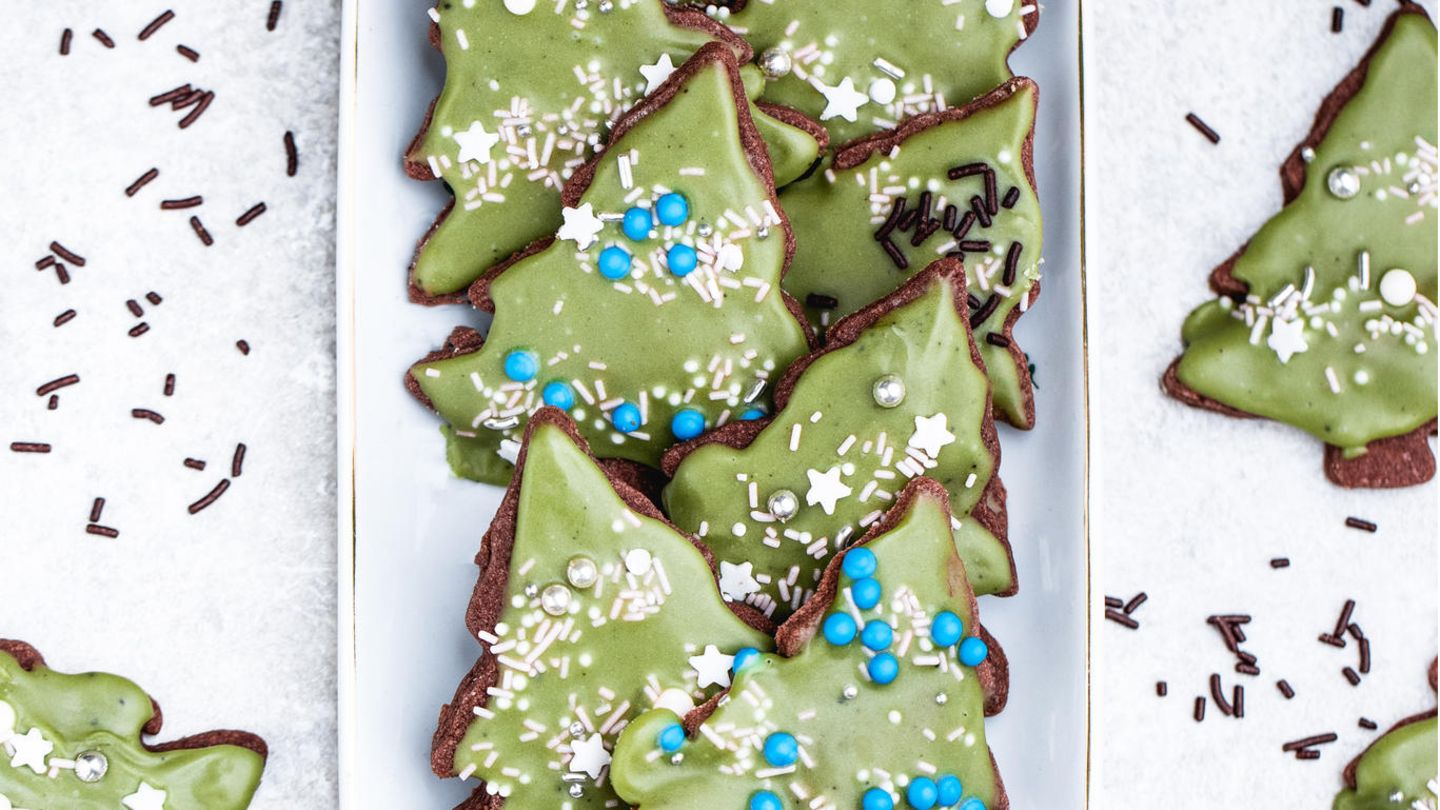 Vegane Weihnachten: Tannenbäume Für 2 Backbleche, ca. 30 Stück Für den Teig: 200 g Weizenmehl Type 550 zzgl. etwas mehr für die Arbeitsfläche, 80 g Puderzucker, 15 g Kakaopulver, 150 g vegane zimmerwarme Butter, 8 g Vanillezucker Für den Guss: 200 g Puderzucker, 1 EL Matchapulver, 1 Zitrone vegane Zuckerstreusel nach Belieben Zubereitung: Den Backofen auf 160 °C Umluft vorheizen und zwei Backbleche mit Backpapier auslegen. Für den Teig das Mehl, den Puderzucker und das Kakaopulver in eine große Schüssel sieben. Die Butter in grobe Stücke schneiden, mit dem Vanillezucker dazugeben und mit den Händen zu einem glatten Teig verkneten. Die Arbeitsfläche und eine Teigrolle mit etwas Mehl bestauben, den Teig etwa 5 mm dick ausrollen, mit Tannenbaum-Ausstechformen Plätzchen ausstechen, auf die vorbereiteten Backbleche legen und im vorgeheizten Backofen maximal 8 Minuten backen. Die Plätzchen auf einem Kuchengitter abkühlen lassen. Für den Guss den Puderzucker und das Matchapulver in eine kleine Schüssel sieben. Die Zitrone halbieren und den Saft in eine separate Schüssel auspressen. Den Puderzucker mit etwas Zitronensaft zu einem dickflüssigen Guss verrühren. Den Guss auf den Plätzchen verteilen, mit den Streuseln dekorieren, trocknen lassen und die Plätzchen in luftdicht verschließbaren Dosen lagern. Tannenbäume Für 2 Backbleche, ca. 30 Stück Für den Teig: 200 g Weizenmehl Type 550 zzgl. etwas mehr für die Arbeitsfläche, 80 g Puderzucker, 15 g Kakaopulver, 150 g vegane zimmerwarme Butter, 8 g Vanillezucker Für den Guss: 200 g Puderzucker, 1 EL Matchapulver, 1 Zitrone vegane Zuckerstreusel nach Belieben Zubereitung: Den Backofen auf 160 °C Umluft vorheizen und zwei Backbleche mit Backpapier auslegen. Für den Teig das Mehl, den Puderzucker und das Kakaopulver in eine große Schüssel sieben. Die Butter in grobe Stücke schneiden, mit dem Vanillezucker dazugeben und mit den Händen zu einem glatten Teig verkneten. Die Arbeitsfläche und eine Teigrolle mit etwas Mehl bestauben, den Teig etwa 5 mm dick ausrollen, mit Tannenbaum-Ausstechformen Plätzchen ausstechen, auf die vorbereiteten Backbleche legen und im vorgeheizten Backofen maximal 8 Minuten backen. Die Plätzchen auf einem Kuchengitter abkühlen lassen. Für den Guss den Puderzucker und das Matchapulver in eine kleine Schüssel sieben. Die Zitrone halbieren und den Saft in eine separate Schüssel auspressen. Den Puderzucker mit etwas Zitronensaft zu einem dickflüssigen Guss verrühren. Den Guss auf den Plätzchen verteilen, mit den Streuseln dekorieren, trocknen lassen und die Plätzchen in luftdicht verschließbaren Dosen lagern.
