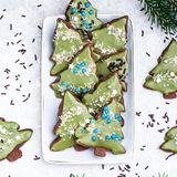 Tannenbäume  Für 2 Backbleche, ca. 30 Stück  Für den Teig:  200 g Weizenmehl Type 550 zzgl. etwas mehr für die Arbeitsfläche, 80 g Puderzucker, 15 g Kakaopulver, 150 g vegane zimmerwarme Butter, 8 g Vanillezucker  Für den Guss:  200 g Puderzucker, 1 EL Matchapulver, 1 Zitrone vegane Zuckerstreusel nach Belieben      Zubereitung:  Den Backofen auf 160 °C Umluft vorheizen und zwei Backbleche mit Backpapier auslegen.  Für den Teig das Mehl, den Puderzucker und das Kakaopulver in eine große Schüssel sieben. Die Butter in grobe Stücke schneiden, mit dem Vanillezucker dazugeben und mit den Händen zu einem glatten Teig verkneten.  Die Arbeitsfläche und eine Teigrolle mit etwas Mehl bestauben, den Teig etwa 5 mm dick ausrollen, mit Tannenbaum-Ausstechformen Plätzchen ausstechen, auf die vorbereiteten Backbleche legen und im vorgeheizten Backofen maximal 8 Minuten backen. Die Plätzchen auf einem Kuchengitter abkühlen lassen.  Für den Guss den Puderzucker und das Matchapulver in eine kleine Schüssel sieben. Die Zitrone halbieren und den Saft in eine separate Schüssel auspressen. Den Puderzucker mit etwas Zitronensaft zu einem dickflüssigen Guss verrühren. Den Guss auf den Plätzchen verteilen, mit den Streuseln dekorieren, trocknen lassen und die Plätzchen in luftdicht verschließbaren Dosen lagern.