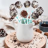 Spekulatius-Cakepops  Für den Teig:  200 g Gewürzspekulatius, 60 g veganer Frischkäse auf Mandelbasis, 8 g Vanillezucker  Außerdem: 100 g weiße vegane Schokodrops, 1 EL Himbeerpulver, ca. 12 TL Schokostreusel (ca. 35 g),  12 Cakepop-Stiele      Zubereitung:  Für den Teig den Spekulatius in einer Küchenmaschine zerkleinern und in eine Schüssel füllen. Den Frischkäse und den Vanillezucker hinzugeben. Mit den Händen alles gut verkneten und 12 kleine Bällchen formen.  Die Schokodrops auf einem heißen Wasserbad schmelzen und das Himbeerpulver einrühren. Jeweils einen Cakepop-Stiel 1 cm tief in die flüssige Schokolade stecken, dann den schokolierten Bereich in jeweils ein Bällchen stecken. Den Vorgang für alle Bällchen wiederholen.  Die Bällchen am Stiel nun nacheinander vorsichtig in die flüssige Schokolade tauchen. Mit einem Löffel die Schokolade gleichmäßig verteilen. Die überschüssige Schokolade über der Schüssel abtropfen lassen, die Cakepops in ein Glas stellen, mit jeweils 1 TL Schokostreusel dekorieren und trocknen lassen.