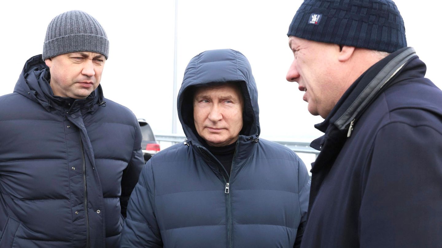 Wladimir Putin lässt sich auf der Krim-Brücke blicken 