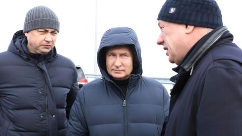 Wladimir Putin lässt sich auf der Krim-Brücke blicken 