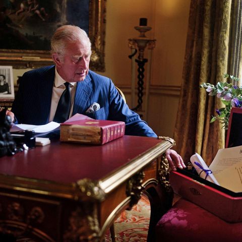 King Charles bei der Lektüre von Regierungsdokumenten