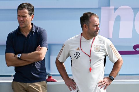 Oliver Bierhoff und Hansi Flick verfolgen gemeinsam das Training der Nationalelf in Katar