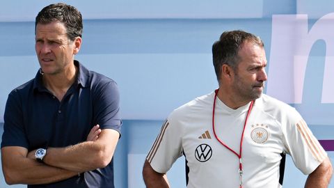 Oliver Bierhoff und Hansi Flick verfolgen gemeinsam das Training der Nationalelf in Katar
