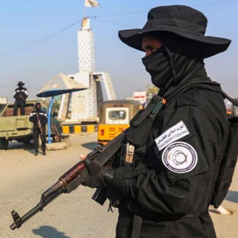 Ein Mitglieder der Taliban-Sicherheitskräfte kontrolliert mit angezogener Waffe einen Checkpoint in Jalalabad, Afghanistan