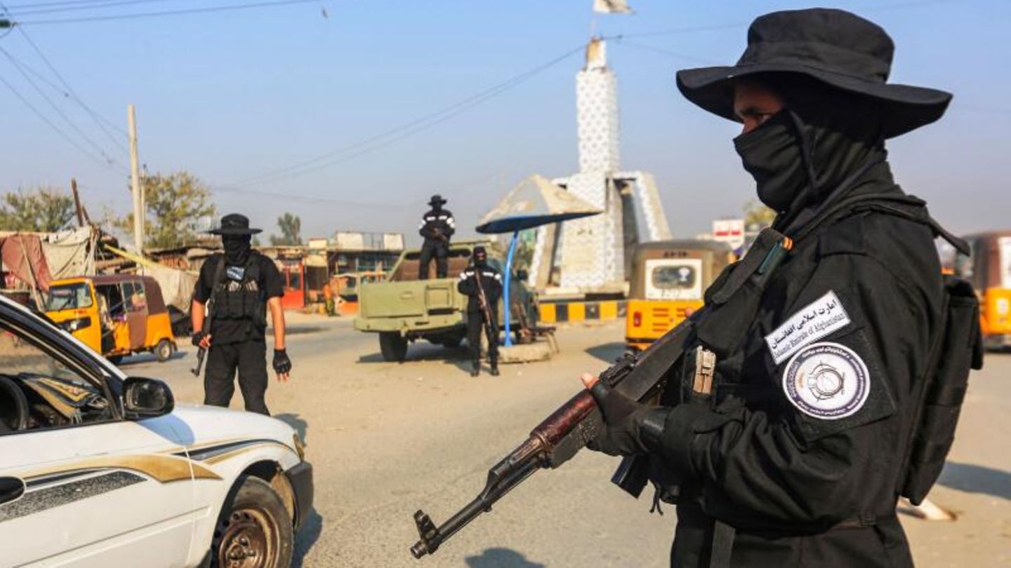 Ein Mitglieder der Taliban-Sicherheitskräfte kontrolliert mit angezogener Waffe einen Checkpoint in Jalalabad, Afghanistan