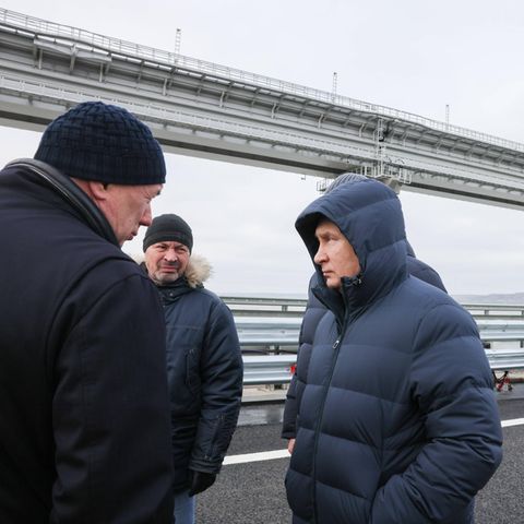Wladimir Putin auf dem Abschnitt, der durch die Explosion im vergangenen Oktober zerstört wurde