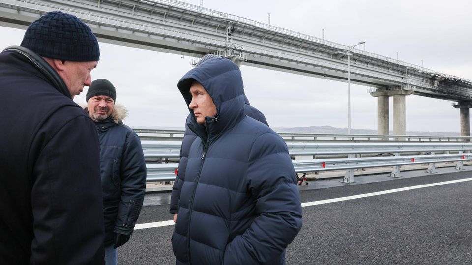 Wladimir Putin auf dem Abschnitt, der durch die Explosion im vergangenen Oktober zerstört wurde