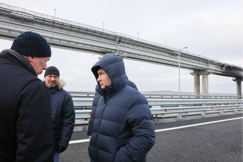Wladimir Putin auf dem Abschnitt, der durch die Explosion im vergangenen Oktober zerstört wurde