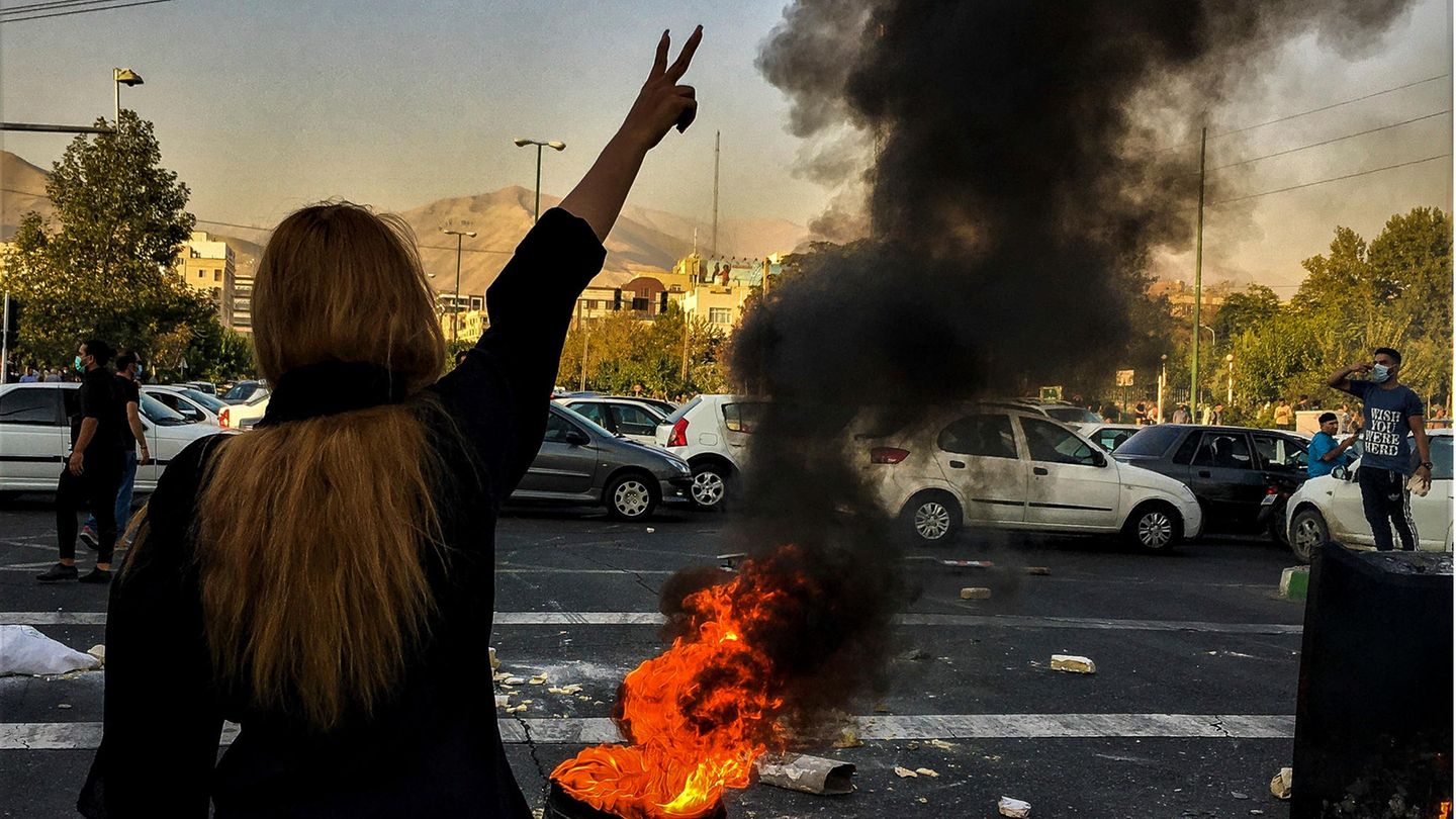 Eine Frau in Teheran reckt die Finger im Siegeszeichen nach oben Eine Frau in Teheran reckt die Finger im Siegeszeichen nach oben