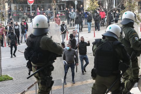Demonstranten stehen Polizisten in Griechenland gegenüber