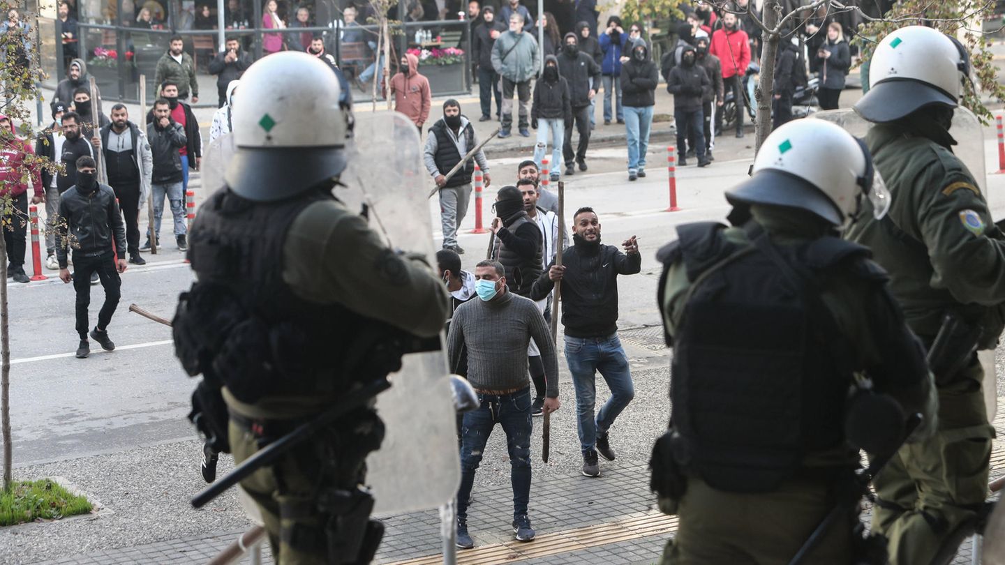 Demonstranten stehen Polizisten in Griechenland gegenüber