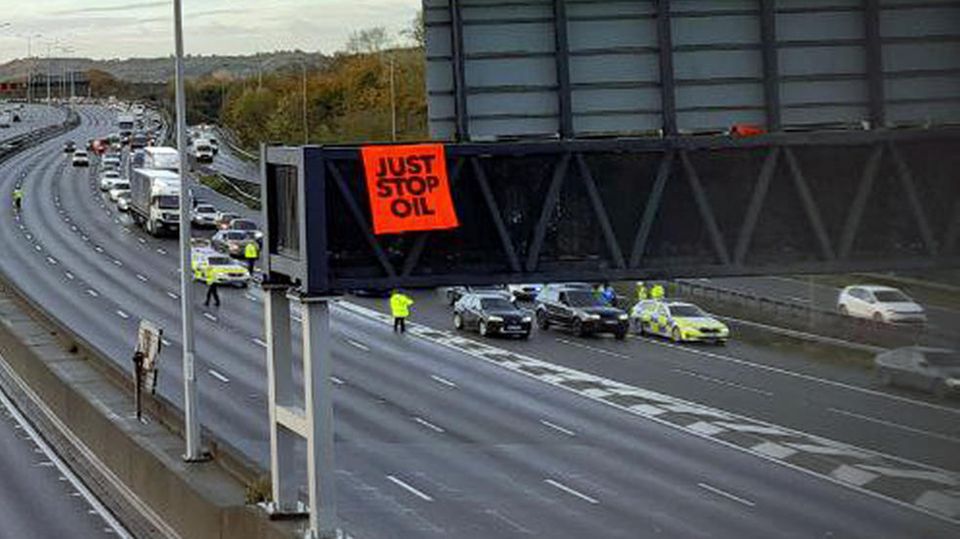 Die M25 bei London: Klima-Aktivisten blockierten hier Anfang November die Autobahn.