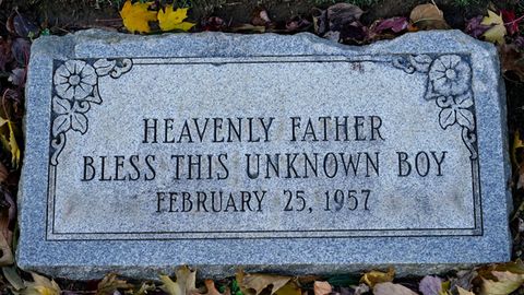 Grabstein eines 1957 ermordeten Kindes in Philadelphia
