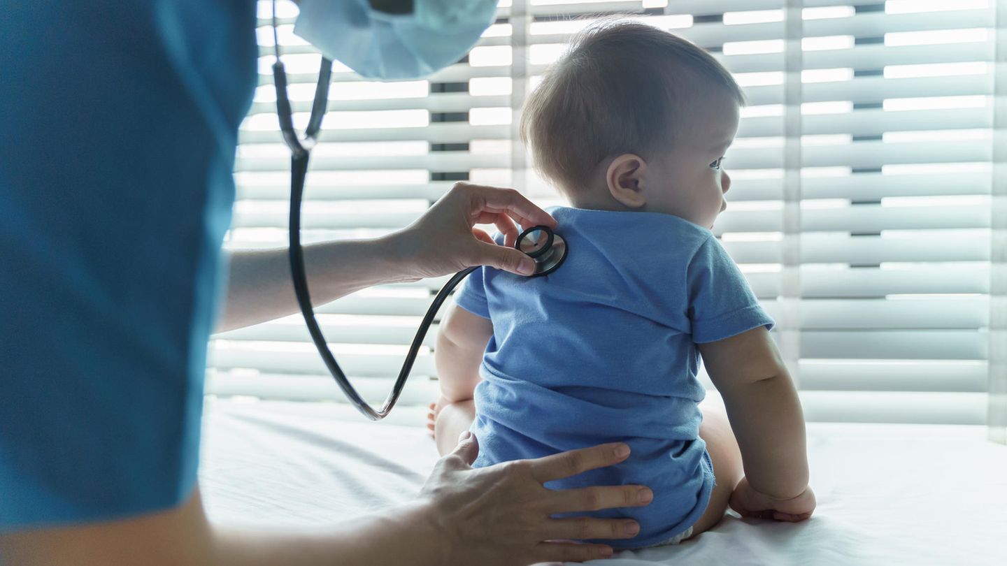 Baby ist krank mit RS-Virus und wird beim Arzt abgehört