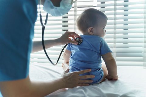 Baby ist krank mit RS-Virus und wird beim Arzt abgehört