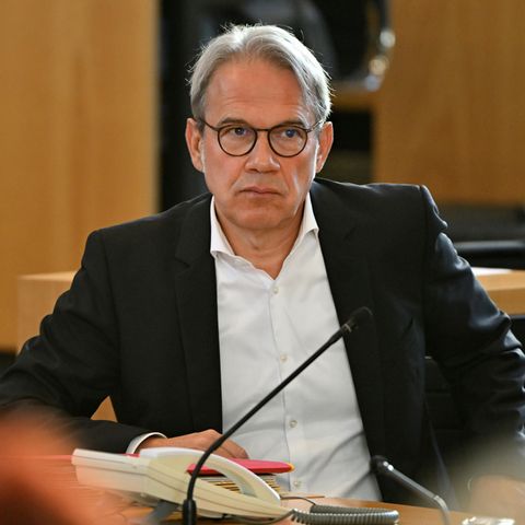 Thüringens Innenminister Georg Maier mit weißem Hemd und schwarzem Sakko