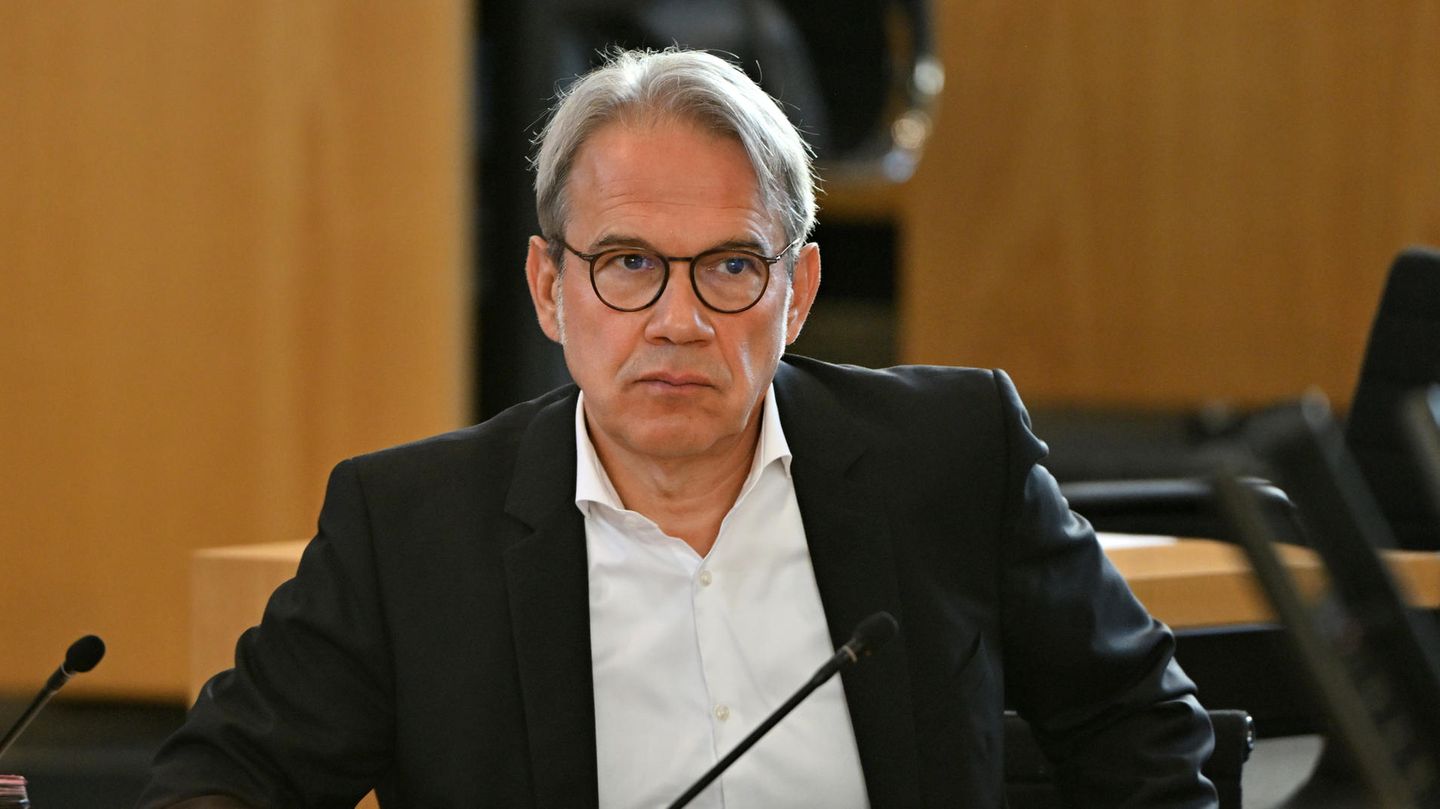 Thüringens Innenminister Georg Maier mit weißem Hemd und schwarzem Sakko