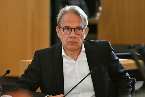 Thüringens Innenminister Georg Maier mit weißem Hemd und schwarzem Sakko