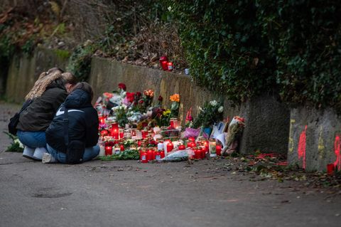Drei Mädchen trauern am Tatort eines Messerangriffs in Illerkirchberg auf zwei Schülerinnen