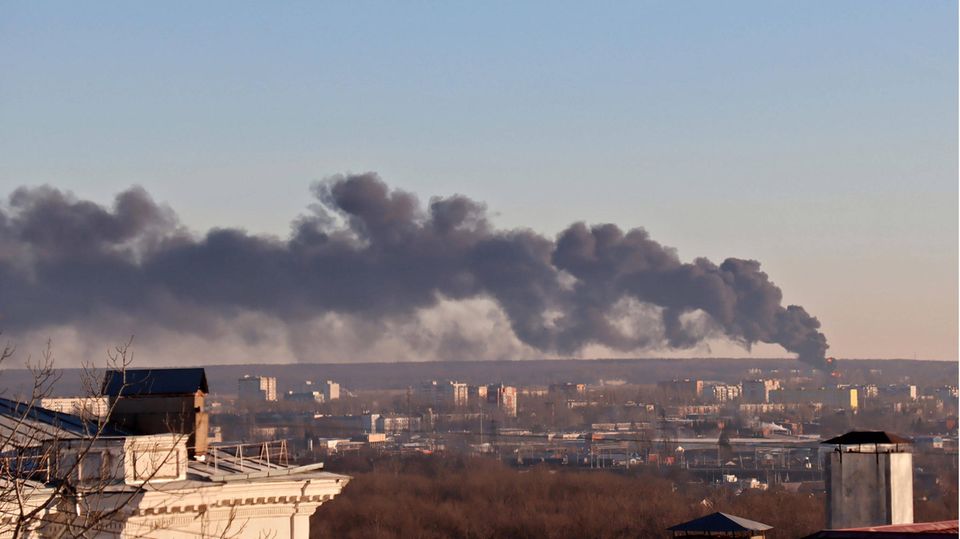 Rauch steigt über einem Flughafen in der südlichen russischen Region Kursk an der Grenze zur Ukraine auf